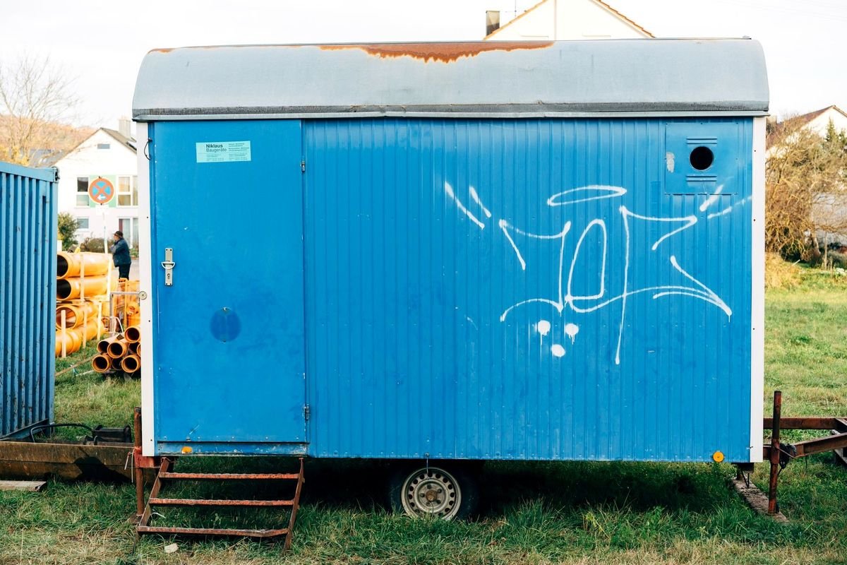 Single portable site cabin on a trailer